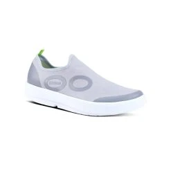 Oofos MEN’S OOMG EEZEE LOW SHOE – WHITE GRAY